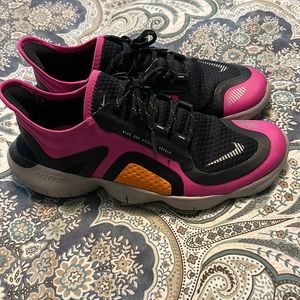 Gently used women’s Nike cross trainers, size 7.5 women (6 youth)